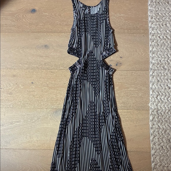 else Dresses & Skirts - Else Black and White Patterned Midi Dress